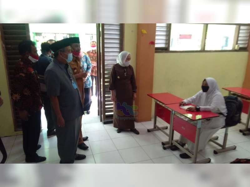 Bupati Anna Muawanah Pantau Pelaksanaan Uji Coba Pembelajaran Tatap Muka di Bojonegoro