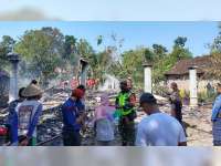 Diduga Korsleting Listrik, 2 Rumah Warga Ngasem Bojonegoro Terbakar, Kerugian Rp 220 Juta