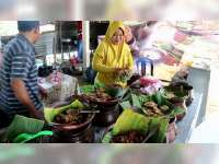 Menikmati Sego Buwuhan, Kuliner Khas Bojonegoro, di Tepi Sungai Bengawan Solo