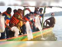 Bupati Anna Muawanah Tabur 25 Ribu Benih Ikan di Waduk Pacal Bojonegoro