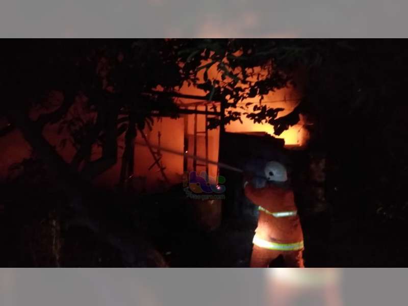 Diduga Akibat Korsleting Listrik, 2 Unit Rumah Warga Kapas Bojonegoro Terbakar