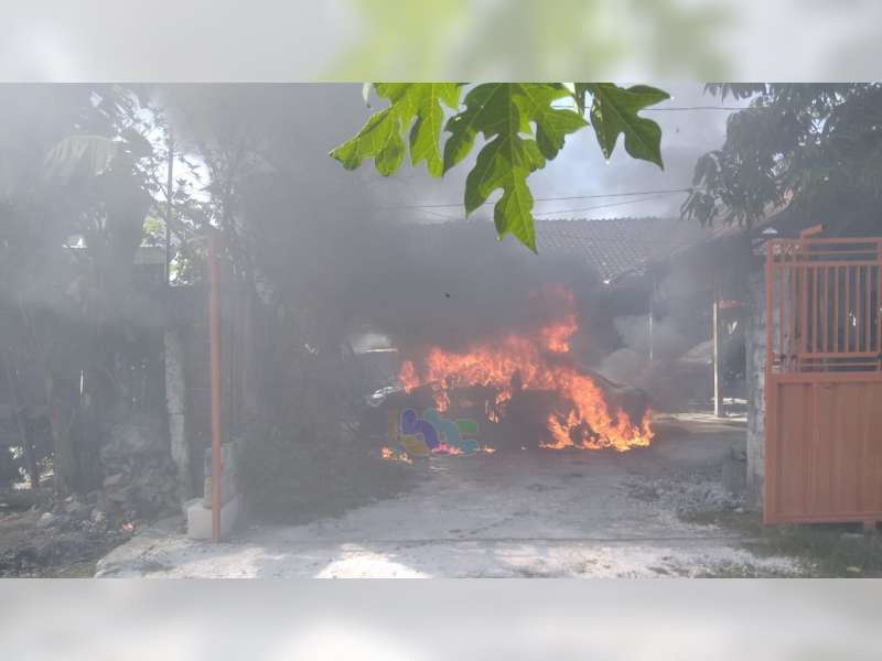 Hendak Diperbaiki di Bengkel, Mobil Milik Warga Bojonegoro Hangus Terbakar