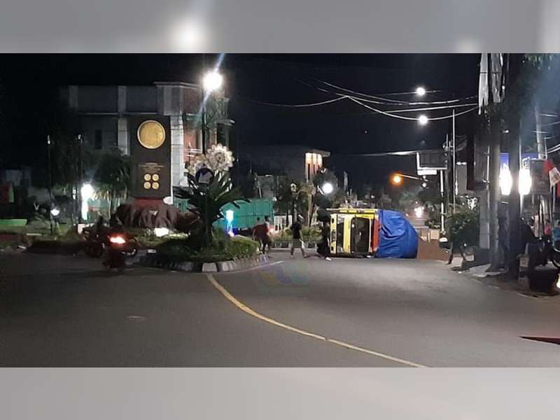 Truk Bermuatan Kawul, Terguling di Pertigaan Bundaran Tugu Adipura Bojonegoro