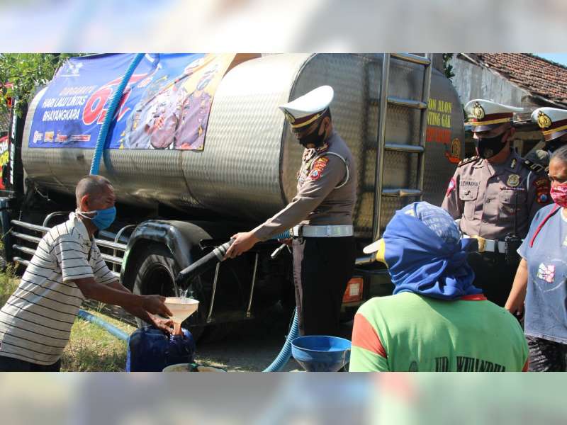 Sat Lantas Polres Bojonegoro Salurkan Bantuan Air Bersih pada Warga Terdampak Kekeringan