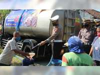 Sat Lantas Polres Bojonegoro Salurkan Bantuan Air Bersih pada Warga Terdampak Kekeringan