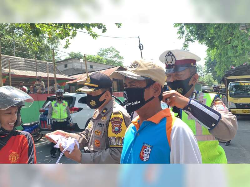 Aparat di Bojonegoro Kampanyekan 'Gebrak', Gerakan Memakai Masker Bersama Kepolisian