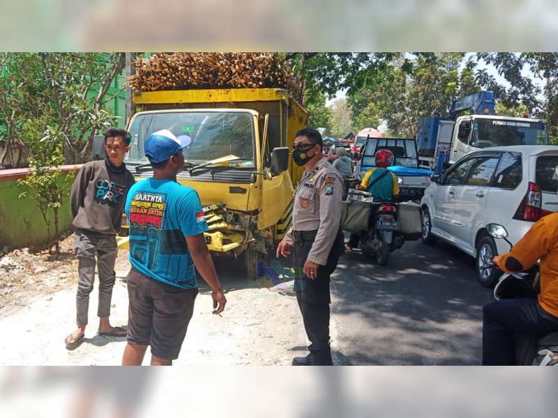 Pengemudi Mengantuk, Truk Bermuatan Tebu di Kapas Bojonegoro, Tabrak Pikap dan Motor