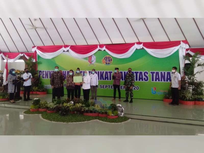 BPN Bojonegoro Secara Simbolis Serahkan 3.313 Sertifikat Hak Atas Tanah