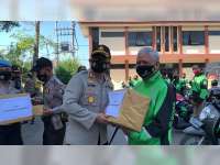 Kapolres Bojonegoro Bagikan Paket Sembako pada Pekerja Ojol