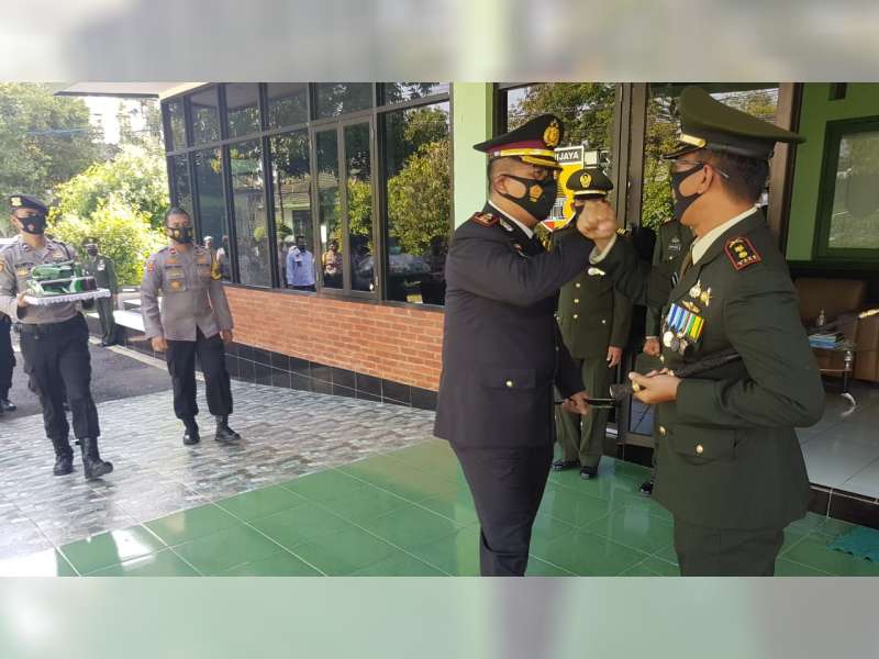Jaga Kekompakan, Polisi di Bojonegoro Beri Kejutan Saat HUT TNI ke-75