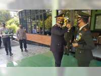 Jaga Kekompakan, Polisi di Bojonegoro Beri Kejutan Saat HUT TNI ke-75