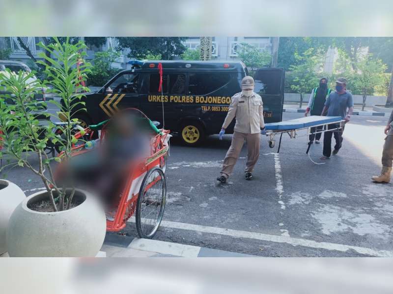 Seorang Tukang Becak, Ditemukan Meninggal di Pinggir Jalan Depan Gedung Pemkab Bojonegoro