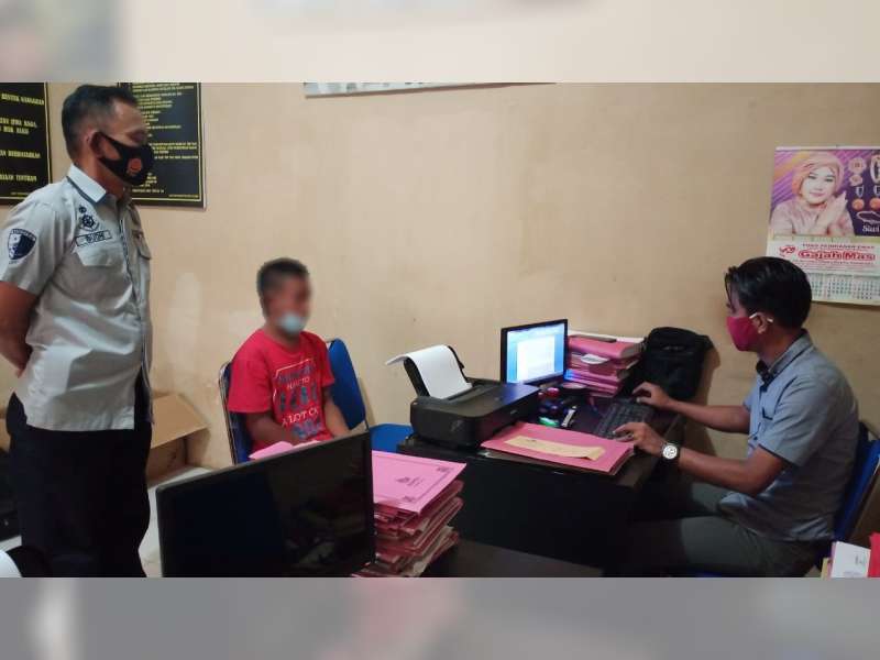 Terekam CCTV saat Curi HP di Konter, Warga Kabupaten Tuban Diamankan Polisi Blora