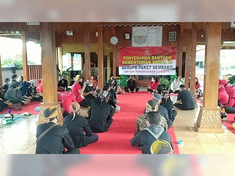 Penasehat Dharma Wanita Kemensos RI Salurkan Bansos pada Warga Samin, Blora