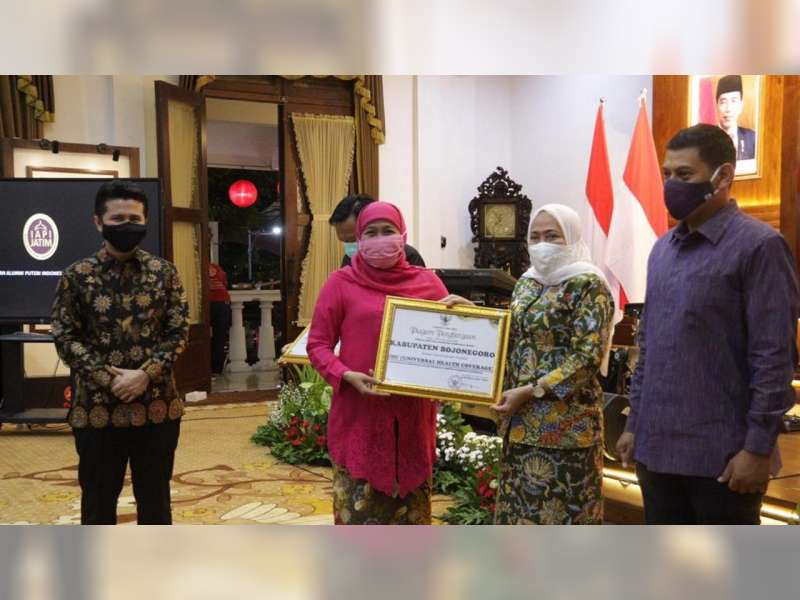 Kabupaten Bojonegoro Terima Penghargaan UHC dari Gubernur Jawa Timur