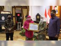 Kabupaten Bojonegoro Terima Penghargaan UHC dari Gubernur Jawa Timur