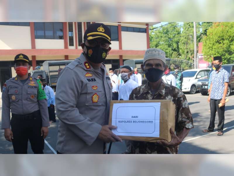 Kapolres AKBP M Budi Hendrawan, Beri Bantuan Paket Sembako pada Marbot Masjid di Bojonegoro