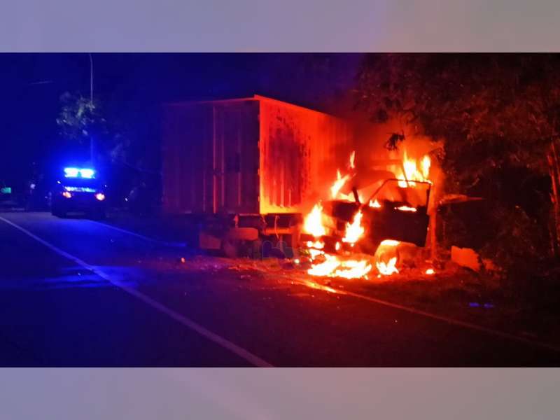 Kecelakaan Beruntun di Dander Bojonegoro, Sebuah Mobil Pikap Terbakar, 4 Orang Luka-Luka