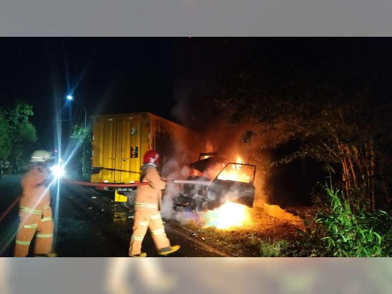 Foto Kecelakaan Lalu-Lintas di Dander Bojonegoro, yang Aklibatkan Mobil Pikap Terbakar