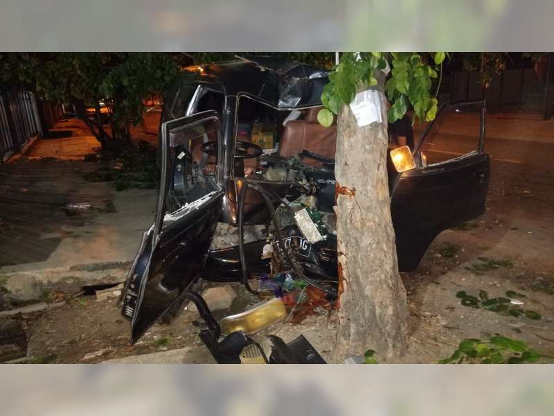 Diduga Pengemudi Mengantuk, Mobil Carry di Sumberrejo Bojonegoro Tabrak Pohon Penghijauan