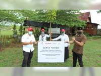 EMCL Serah Terimakan 1.250 Pohon pada Dinas Lingkungan Hidup Bojonegoro