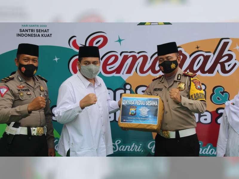 Hari Santri Nasional, Sat Lantas Polres Bojonegoro Gelar Bakti Sosial di Pondok Pesantren