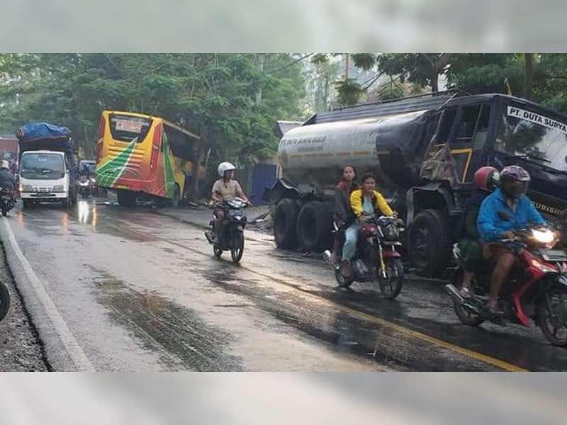 Hendak Mendahului, Bus Tabrak Truk Tangki dan Truk di Baureno Bojonegoro, 4 Orang Luka-Luka