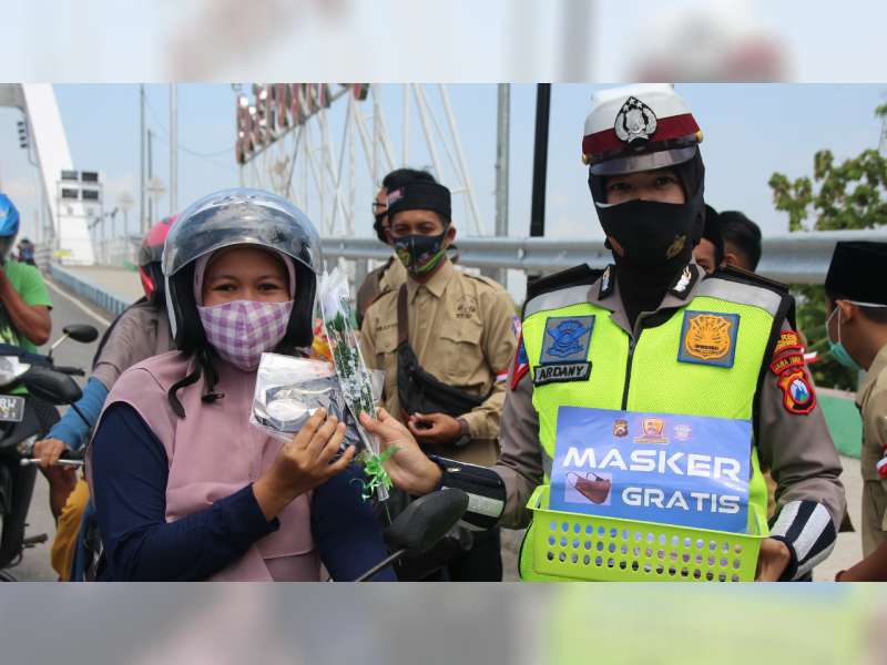 Peringati Hari Sumpah Pemuda, Sat Lantas Polres Bojonegoro Gelar Bakti Sosial