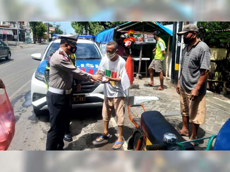 Sambil Berbagi Nasi, Sat Lantas Polres Bojonegoro Sosialisasikan Tertib Berlalu-Lintas
