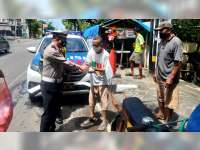 Sambil Berbagi Nasi, Sat Lantas Polres Bojonegoro Sosialisasikan Tertib Berlalu-Lintas