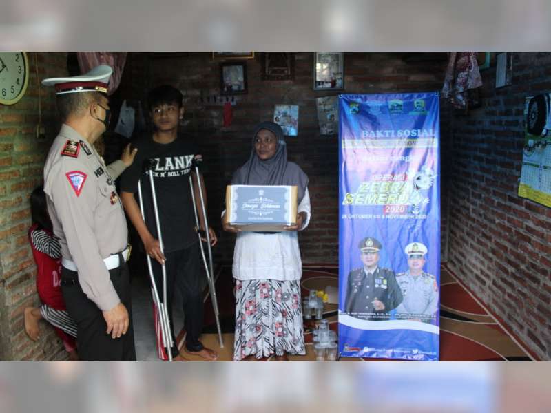 Hari Kedelapan Operasi Zebra, Polres Bojonegoro Kunjungi Keluarga Korban Kecelakaan