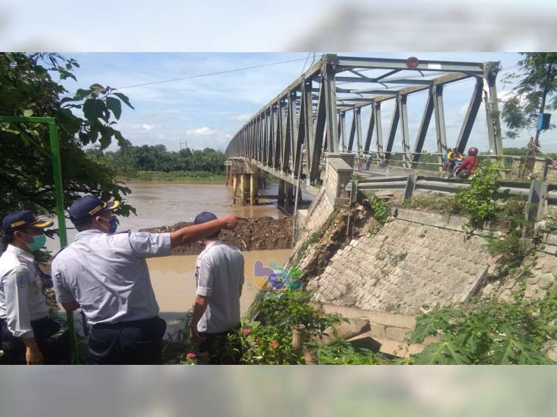 Foto Tembok Jembatan Glendeng, Penghubung Tuban-Bojonegoro yang Alami Retak