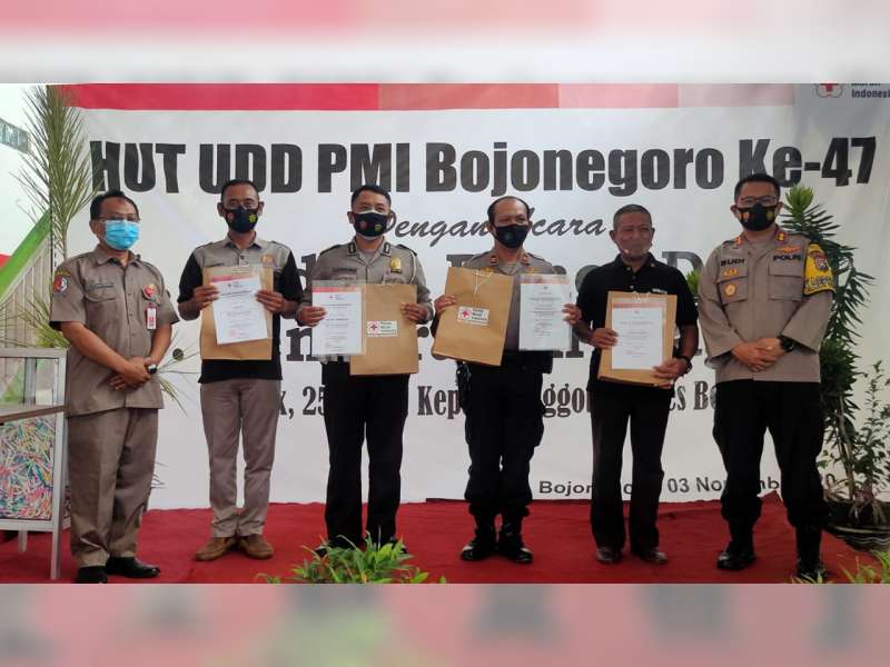 18 Personel Polres Bojonegoro Terima Penghargaan dari PMI
