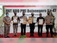 18 Personel Polres Bojonegoro Terima Penghargaan dari PMI