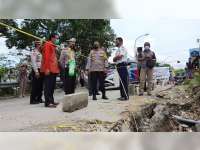Kapolres Bojonegoro Tinjau Kondisi Jembatan Glendeng Yang Alami Kerusakan