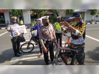 Operasi Zebra Candi 2020, Polres Blora Bagikan Face Shield dan Masker