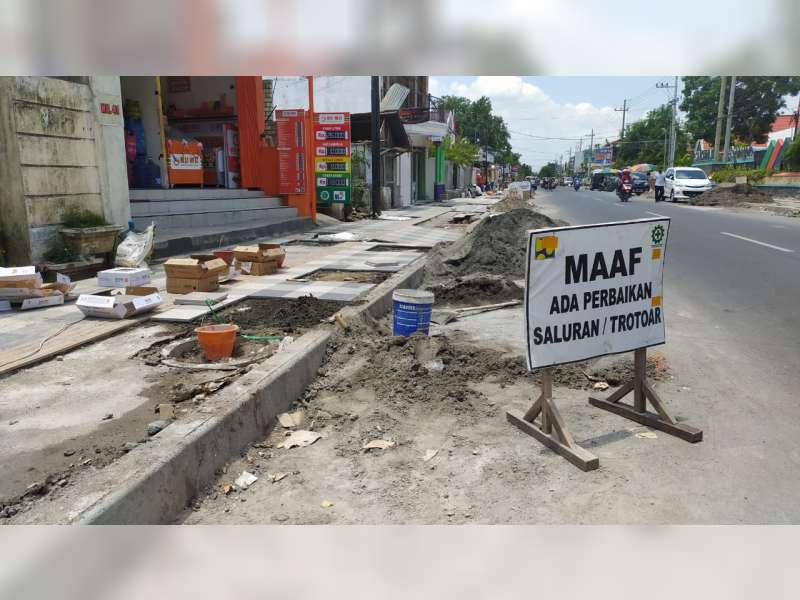Pembangunan Saluran Air dan Trotoar di Bojonegoro Dikebut, Akhir Desember Ditargetkan Selesai