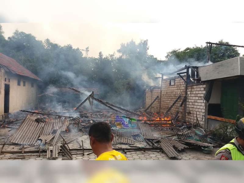 Diduga Akibat Korlsleting Listrik, 2 Rumah di Gayam Bojonegoro Terbakar, Kerugian Rp 100 Juta