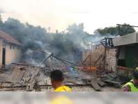 Diduga Akibat Korlsleting Listrik, 2 Rumah di Gayam Bojonegoro Terbakar, Kerugian Rp 100 Juta