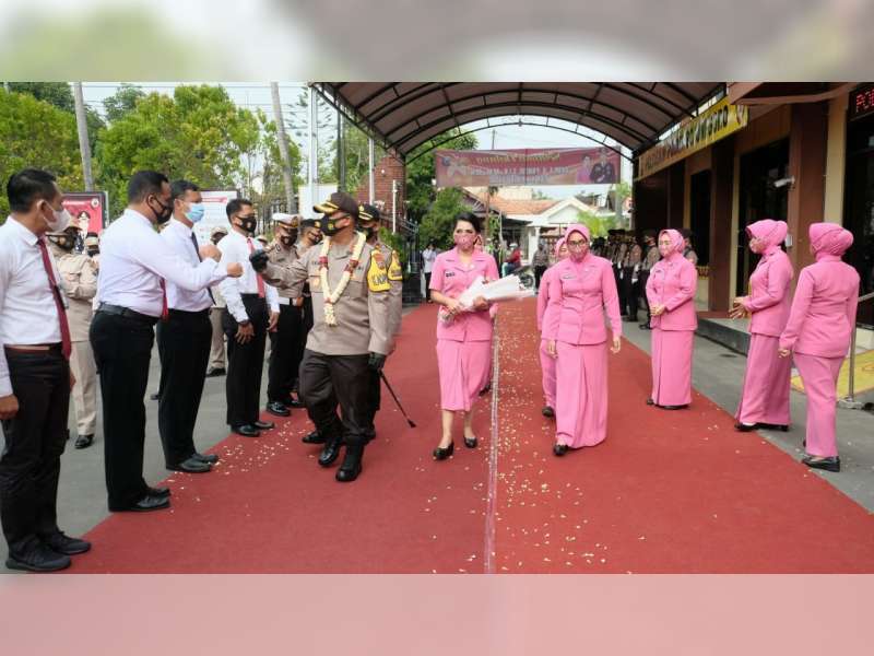 Kedatangan AKBP Eva Guna Pandia di Polres Bojonegoro Disambut Dengan Upacara Sederhana