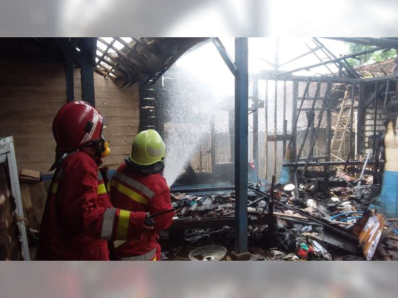 Akibat Korlsleting Listrik, Rumah Warga Kasiman Bojonegoro Terbakar, Kerugian Rp 50 Juta