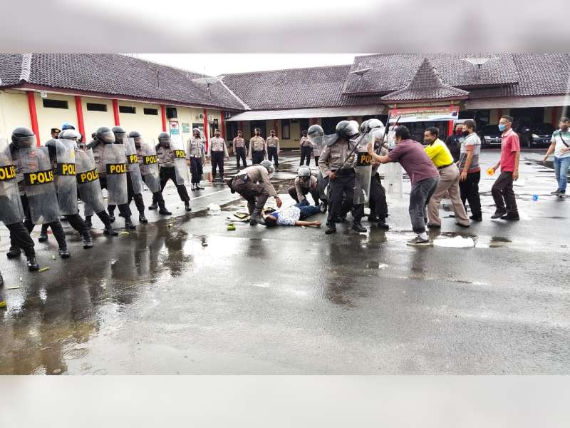 Tidak Terima Hasil Pilkada, Massa Unjuk Rasa di KPU, Polres Blora Lakukan Pengamanan