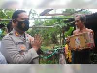 Kapolres Beri Santunan pada Korban Banjir Genangan di Desa Sukorejo Bojonegoro Kota