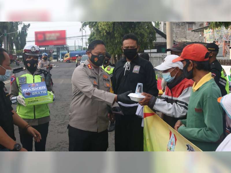 Implementasikan Program 'Astuti', Kapolres Bojonegoro Bagi-Bagi Nasi Kotak dan Masker