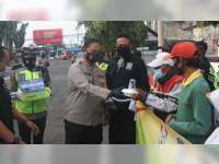 Implementasikan Program 'Astuti', Kapolres Bojonegoro Bagi-Bagi Nasi Kotak dan Masker