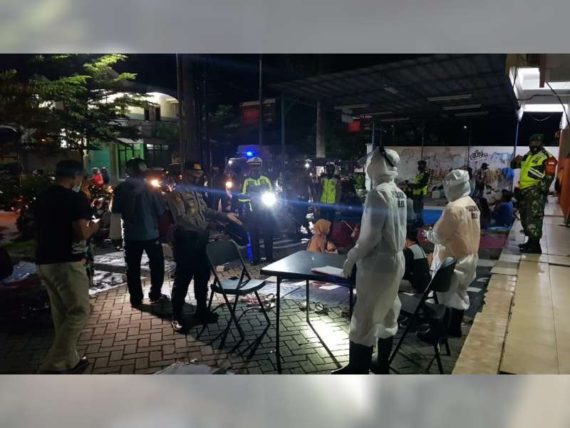 Aparat Gabungan di Bojonegoro Gelar Operasi Yustisi Sekaligus Rapid Test pada Warga