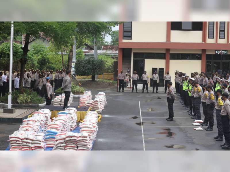 Polres Bojonegoro Salurkan 2 Ton Paket Beras pada Warga Terdampak Covid-19