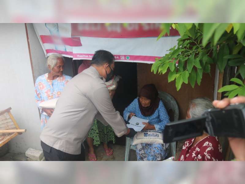 Kapolres Bojonegoro Beri Bantuan Warga Kurang Mampu Terdampak Covid-19