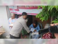 Kapolres Bojonegoro Beri Bantuan Warga Kurang Mampu Terdampak Covid-19