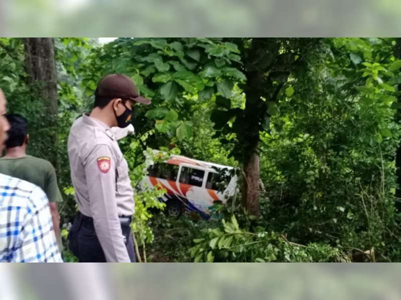 Diduga Rem Blong, Minibus di Gondang Bojonegoro Masuk Jurang, 9 Orang Luka-Luka